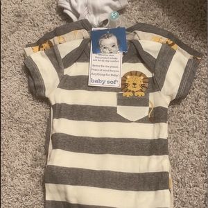 Gerber 3 pack lions onesies never worn they still have tags. Will take 3$ 6-9mo